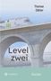 Text "Level zwei", "Thomas Dähler", "Roman". Zug auf einer Steinbrücke, stilisiert mit blassem, hellem Hintergrund., Buch