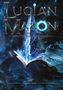 Text: "Lucian Mason und der Splitter des Schicksals." Ein Buch mit leuchtendem, blauem Kristallsplitter. Fantasievolle Stimmung., Buch