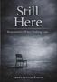„Still Here“, „Responsibility When Nothing Ends“, „Abdelfattah Ragab“. Ein einzelner Stuhl in einem leeren, nebligen Raum., Buch