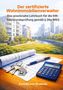 „Der zertifizierte Wohnimmobilienverwalter“ steht über Bauplänen mit Schlüssel, Stift, Taschenrechner. Im Hintergrund moderne Gebäude., Buch