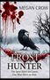 Text: "MEGAN CROW", "FROST HUNTER", "Die Spur führt ins Leere. Das Blut führt zu ihm." Illustration: Rabe mit Schlüssel in Winterlandschaft, Blutspuren., Buch