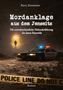 Text: "Mordanklage aus dem Jenseits", "Die unwahrscheinliche Nahtoderfahrung des Jason Reynolds", "Roman". Eine nächtliche Szene im Wald mit einem Polizeiauto und einer Gestalt im Licht einer Öffnung., Buch