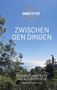 Logo "Sinnstifter". Text: "ZWISCHEN DEN DINGEN". "GEGENSTANDSTEXTE UND ALTTEXTPOESIE". Natur mit Meerblick und Bäumen im Vordergrund., Buch