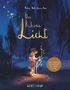 "Das Kleine Licht", "Eine Geschichte über die Kraft des Lichts in uns". Ein Junge beleuchtet magischen Zweig in dunklem Wald., Buch