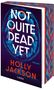 Text: “NOT QUITE DEAD YET”, “HOLLY JACKSON”, “THRILLER”, “lübbe”. Buchcover in Blau- und Rottönen mit Textur., Buch