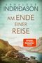 Buchtitel: "Am Ende einer Reise" von Arnaldur Indriðason. Historischer Roman. Landschaft mit Fluss, Bergen und Boot., Buch