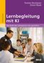 "Lernbegleitung mit KI", "Die Rolle der Lehrperson neu gestalten". Ein Lehrer zeigt Schülern in einem Klassenzimmer ein Tablet., Buch