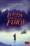 „Martina Wildner. Letizia und der unheimliche Fluch. Beltz & Gelberg.“ Eine Figur blickt auf eine neblige Landschaft mit Bergen., Buch