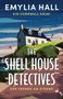 Oben steht "EMYLIA HALL", darunter "EIN CORNWALL-KRIMI". Unten steht "THE SHELL HOUSE DETECTIVES" und "DER FREMDE AM STRAND". 

Ein Haus auf einer Klippe mit Vögeln im Himmel., Buch