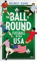 "The Ball is Round: Fußball in den USA" von Helmut Kuhn. Spieler in Aktion, US-Flagge, dtv-Logo. Grüne sportliche Szene., Buch