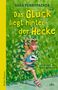 „Das Glück liegt hinter der Hecke.“ Ein Kind in gelbem Kleid hält einen Dachs vor grüner Hecke. Illustration., Buch