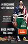 „IN THE NAME OF FREEDOM“: Person in Sportkleidung, USA-Flagge, Sneakers mit politischen Botschaften, Basketball., Buch