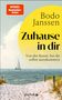 Oben: SPIEGEL Bestseller-Autor. Titel: "Zuhause in dir". Ein Segelboot auf Meereshintergrund mit Sand und Dünengras., Buch