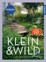 Text: "KLEIN & WILD: Kleine Gärten naturnah gestalten" von Simone Kern. Eine Gartenansicht mit Pflanzen und Holzweg., Buch