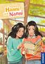 "Hanni und Nanni", "Freundinnen für immer!". Zwei Mädchen schauen in einen Ordner. Eine Illustration mit sonnigem Fenster.