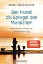 "Der Hund als Spiegel des Menschen". Silhouette einer Person mit vier Hunden am Strand bei Sonnenuntergang.