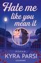 „Hate me like you mean it. Roman. KYRA PARSI. GOLDMANN.“ Illustration: Zwei Personen Rücken an Rücken bei Nacht., Buch