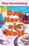 „Das Herz, ein Wolf“, Nina Sonnenberg. Illustrativ: Blume, Wein, Aschenbecher, Kuchenstück auf einem Tisch., Buch