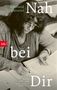 "Adelheid Duvanel: Nah bei Dir" in großen Buchstaben. Eine Frau schreibt konzentriert an einem Tisch., Buch
