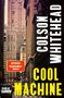 "COOL MACHINE" in Gelb, daneben "COLSON WHITEHEAD" vertikal. Unten "ROMAN HANSER". Hintergrund: Stadtstraße mit hohen Gebäuden., Buch