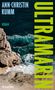 "Ann-Christin Kumm, Roman, Ultramarin." Ein Felsvorsprung ragt ins türkisfarbene, wellige Meer., Buch