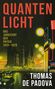 „QUANTENLICHT. Das Jahrzehnt der Physik 1919–1929“. Autor: Thomas de Padova. Beleuchtete Stadtansicht mit Kirche., Buch