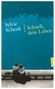 Text: Sylvie Schenk, Roman, Schnell, dein Leben, Hanser. Zwei Menschen sitzen an einem Gewässer auf einer Bank., Buch