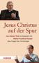 Text: "Jesus Christus auf der Spur. Jan-Heiner Tück im Gespräch mit Walter Kardinal Kasper über Fragen der Christologie." 

Zwei Männer, einer älter, im Gespräch., Buch