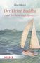 „Der kleine Buddha auf der Reise nach Hause”, von Claus Mikosch. Ein Segelboot auf welligem Meer, Berge im Hintergrund., Buch