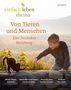 „Von Tieren und Menschen. Eine besondere Beziehung.“ Ein Junge spielt mit einer Katze im Freien., Buch