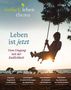 "Leben ist jetzt. Vom Umgang mit der Endlichkeit." Frau schaukelt vor Meer und Bäumen., Buch