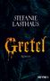 Oben steht "Stefanie Lasthaus", darunter "Gretel" in gelb, gefolgt von "Roman". Blaue Nadelbaum-Zweige als Hintergrund., Buch