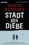 „DAVID BENIOFF STADT DER DIEBE“. Zwei Personen gehen über grauen Hintergrund, eine trägt einen roten Hut., Buch