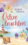 Text: Ostsee leuchten, Karin König, Roman. Ein Leuchtturm steht am Strand, Blumen und ein Picknickkorb sind im Vordergrund., Buch