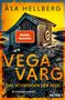 „VEGA VARG“, „DAS SCHWEIGEN DER INSEL“ oben, „Kriminalroman“ unten. Holzhaus auf Felsen, Sonnenuntergang., Buch