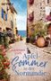 „Apfel-Sommer in der Normandie“, Roman von Hannah Luis. Pflasterstraße zwischen alten Häusern mit Blumen und Apfelbaum., Buch