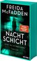 „SPIGEL Bestseller-Autorin“, „FREIDA McFADDEN“, „DIE NACHTSCHICHT“, „WIRST DU SIE ÜBERLEBEN?“, „THRILLER“. Ein dunkles, mysteriöses Design mit einer Schattenfigur in einem Raum., Buch