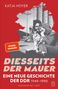 „KATJA HOYER, DIESSEITS DER MAUER, EINE NEUE GESCHICHTE DER DDR 1949–1990“. Foto eines lächelnden Pärchens vor Plattenbauten., Buch
