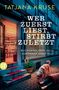 Titel: "Wer zuerst liest, stirbt zuletzt". Untertitel: "Buchhändlerin Julia Hortmann ermittelt". Ein Hund beschnüffelt Rot auf einer Treppe., Buch