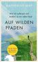 Ein Buchcover mit dem Titel "Auf wilden Pfaden", ein Pfad durch eine grüne Landschaft mit einer stehenden Person., Buch