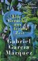 "Ein Geruch aus ferner Zeit" von Gabriel García Márquez. Ein blauer Stuhl umgeben von üppigen grünen Pflanzen., Buch