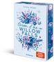 Ein Buchcover mit dem Titel „Dream of me in Willow Falls“. Florales Design in Blau- und Rosatönen mit Schneeflocken., Buch