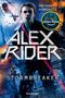 “Anthony Horowitz. Der Bestseller jetzt als Serie bei prime video. Alex Rider. Stormbreaker. Ravensburger.”  
Ein Junge vor einer actionreichen Szene., Buch