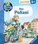 "Die Polizei" steht groß im Zentrum. Eine Polizistin mit Motorrad spricht mit einem Kind, im Hintergrund Polizeiauto., Buch