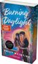 „Burning Daylight“, SPIEGEL Bestseller-Autorin, Roman, ab 18 Jahre. Illustration: Umarmung vor Sonnenuntergang., Buch