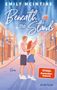 „Beneath the Stands“ steht in großen Buchstaben über einem Paar, das in einer Straßenkulisse Basketball spielt., Buch