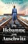 „Anna Stuart. Die Hebamme von Auschwitz. Roman nach einer wahren Geschichte.“ Eine Frau auf Gleisen, im Hintergrund Gebäude., Buch