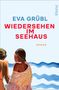„Eva Grübl, Wiedersehen im Seehaus, Roman“ steht in der Mitte. Zwei Personen am Strand, wellenförmiger Hintergrund.