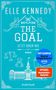 "THE GOAL - JETZT ODER NIE. ROMAN." Türkisfarbene Buchcover mit Eishockey-Schlägern, Skates, Teddybär, Justizwaage, Gebäudeillustration., Buch