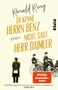 "Ronald Reng: Er kenne Herrn Benz nicht, sagt Herr Daimler. Roman. PIPER. Zwei Männer, einer steht, zwei sitzen in einem Auto.", Buch
